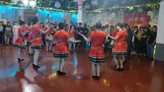 图为舞蹈队在表演广场舞《玄妹坐在十三寨》.jpg 图为舞蹈队在表演广场舞《玄妹坐在十三寨》.jpg