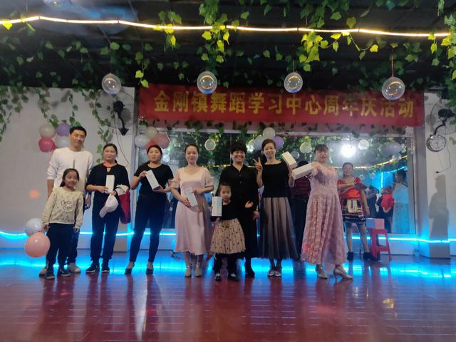 图为抽中获奖的会员合影.jpg 图为抽中获奖的会员合影.jpg