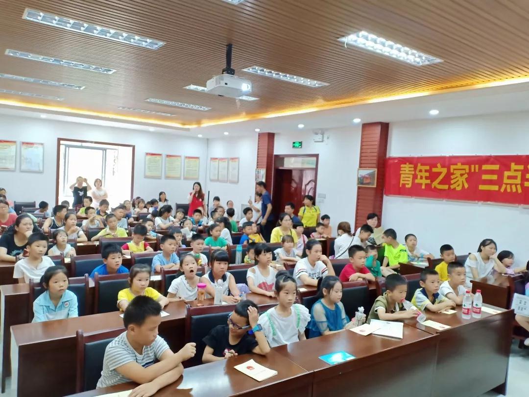 青少年认真学习垃圾分类知识.jpg