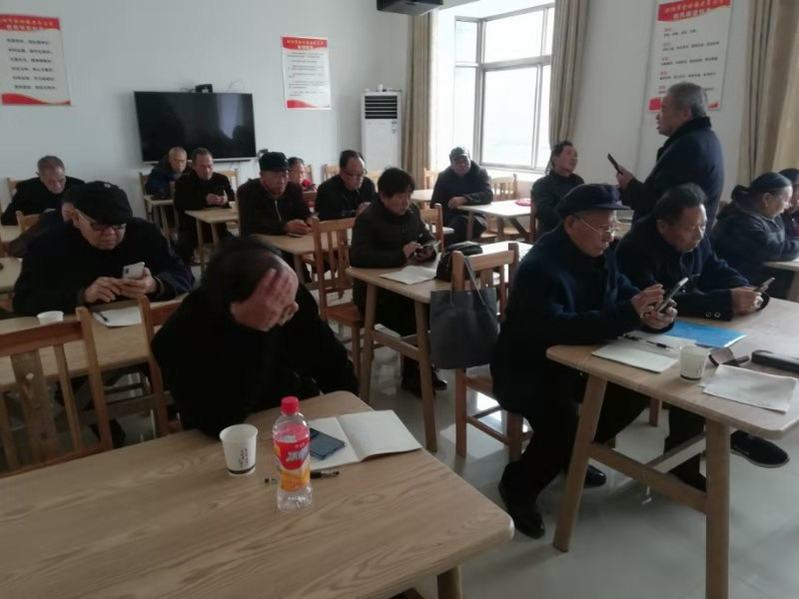 图为金刚镇老年大学智能手机操作学习班.jpg
