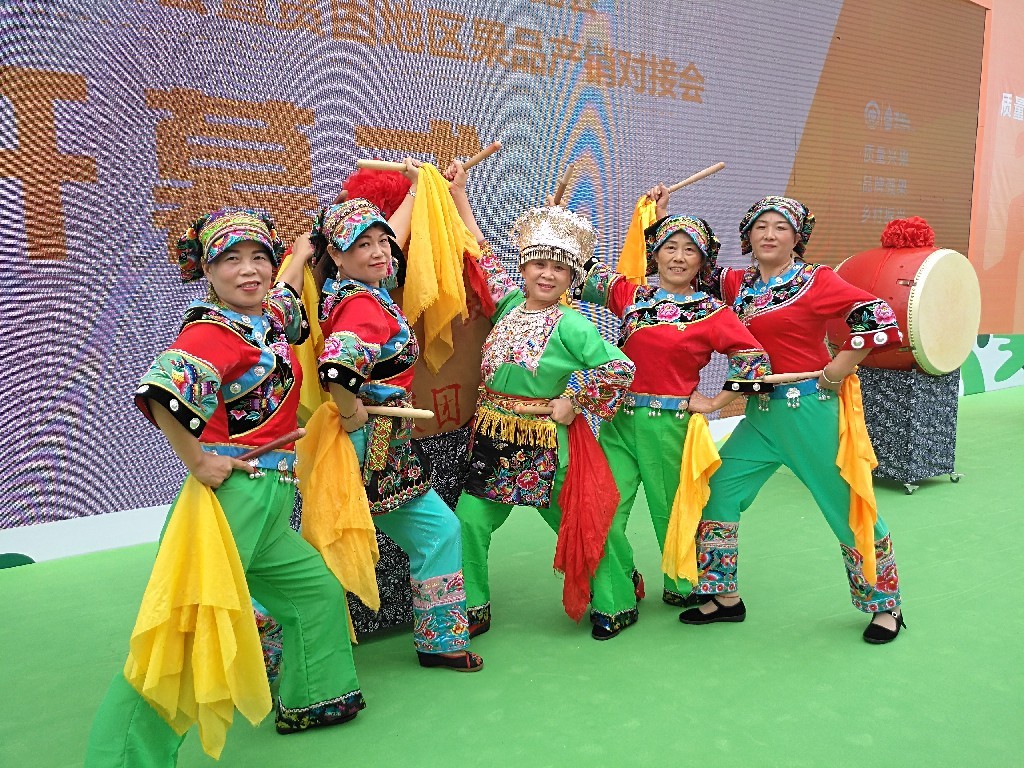 2018省级芙蓉区二姐非遗苗鼓艺术团二姐非遗苗鼓艺术团2.jpg