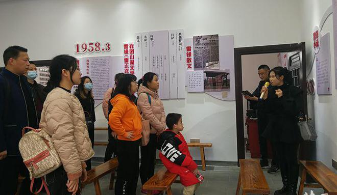 4.游客在团山湖村正兴文苑听讲解员讲解雷锋在团山湖时期的诗歌创作.png 4.游客在团山湖村正兴文苑听讲解员讲解雷锋在团山湖时期的诗歌创作.png