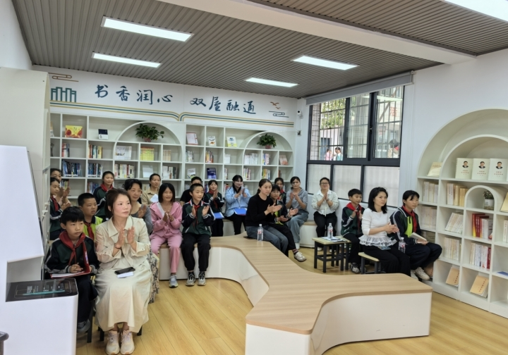 图片1家长带着孩子们在农家书屋共享阅读空间参加红色专题讲座.png 图片1家长带着孩子们在农家书屋共享阅读空间参加红色专题讲座.png